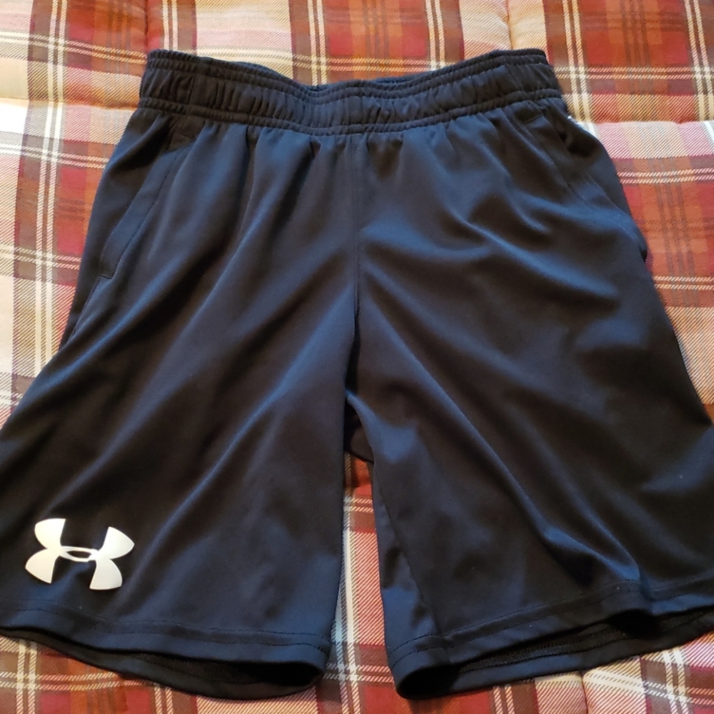 Boys Under Armour heat gear shorts with pockets